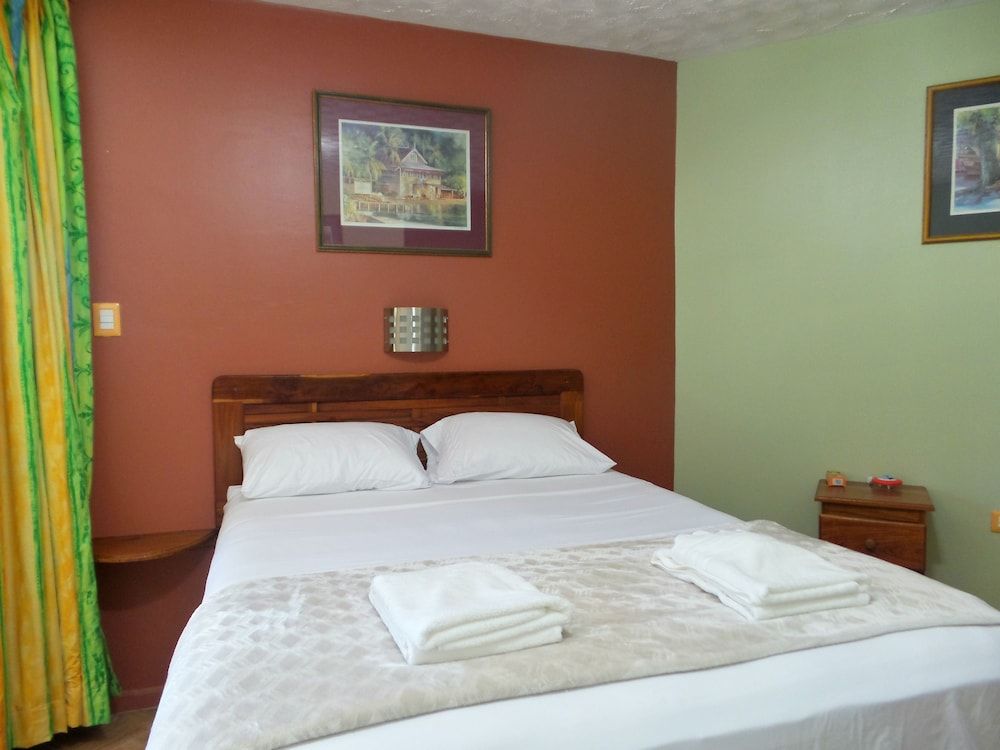 Shepherd's Inn Traditional Cabin, 1 Queen Bed, Poolside