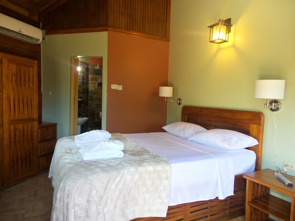 Shepherd's Inn Traditional Cabin, 1 Queen Bed, Poolside 3