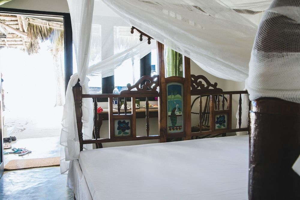 Moonshine Uroa Boutique Hotel Bungalow, 1 King Bed, Patio, Oceanfront 2