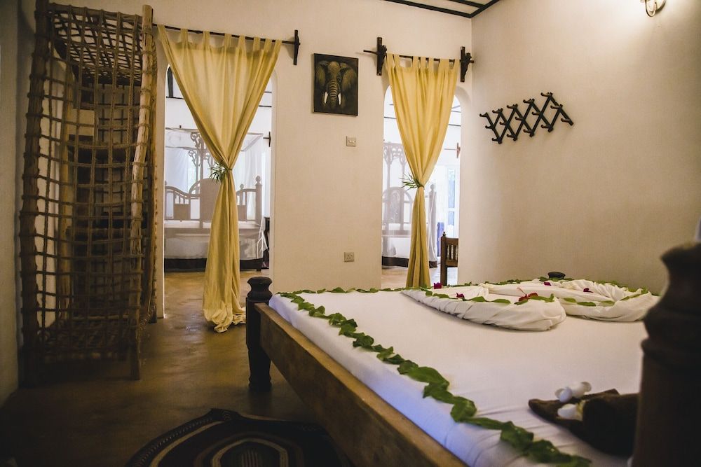 Moonshine Uroa Boutique Hotel Quadruple Room, Patio, Oceanfront 2