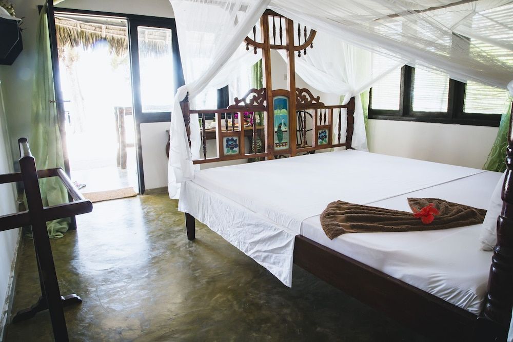 Moonshine Uroa Boutique Hotel Bungalow, 1 King Bed, Patio, Oceanfront 3