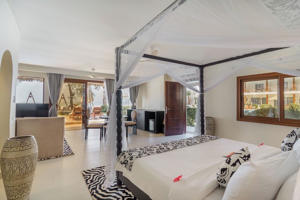 Kiwengwa Beach Resort Presidential Suite sea front with private Pool