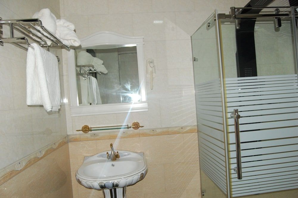 Nemax Royal Hotel Deluxe Room 4