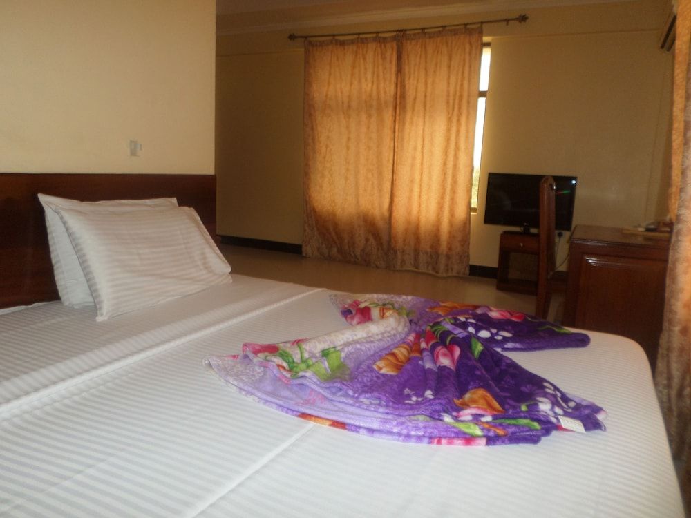 Mambosasa View Executive Hotel - Tabata Standard Double Room 3