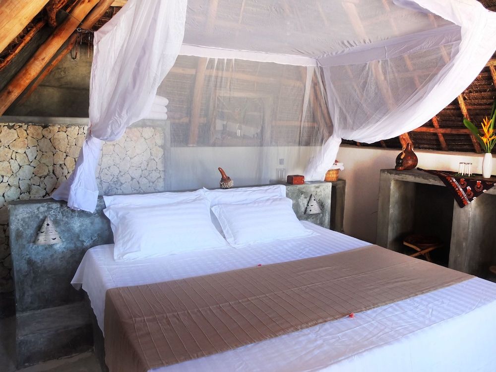 Standard Bungalow, 1 King Bed, Pool View