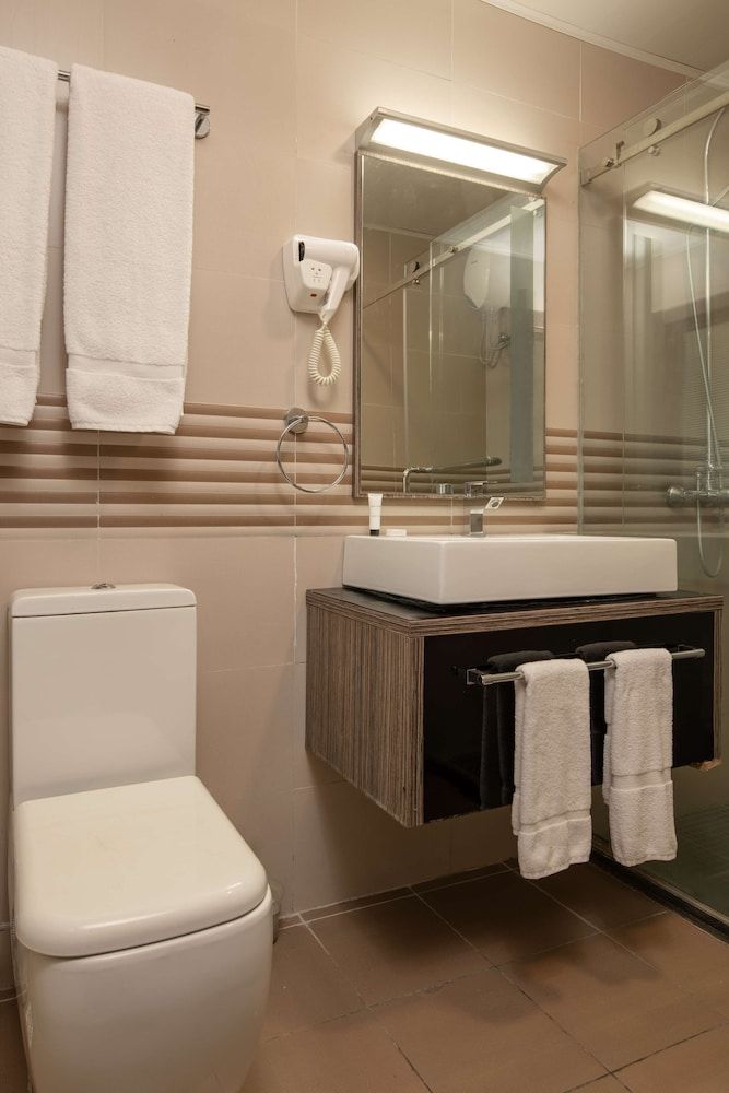 Golden Tulip Dar Es Salaam City Center Hotel Superior Room, 2 Twin Beds 8