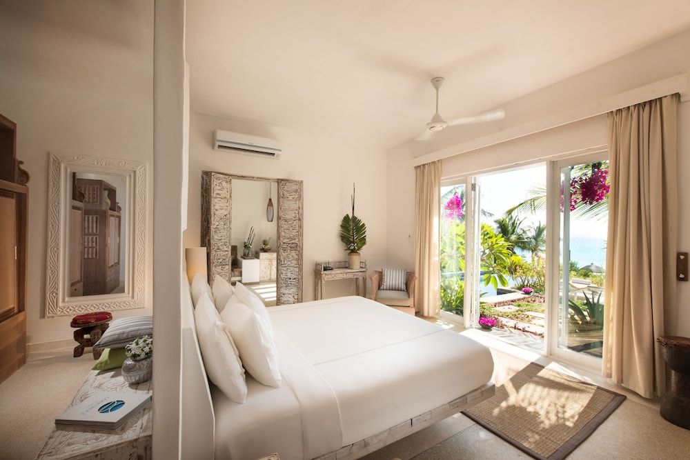 The Aiyana Royal Suite, 2 Bedrooms, Private Pool, Oceanfront 4
