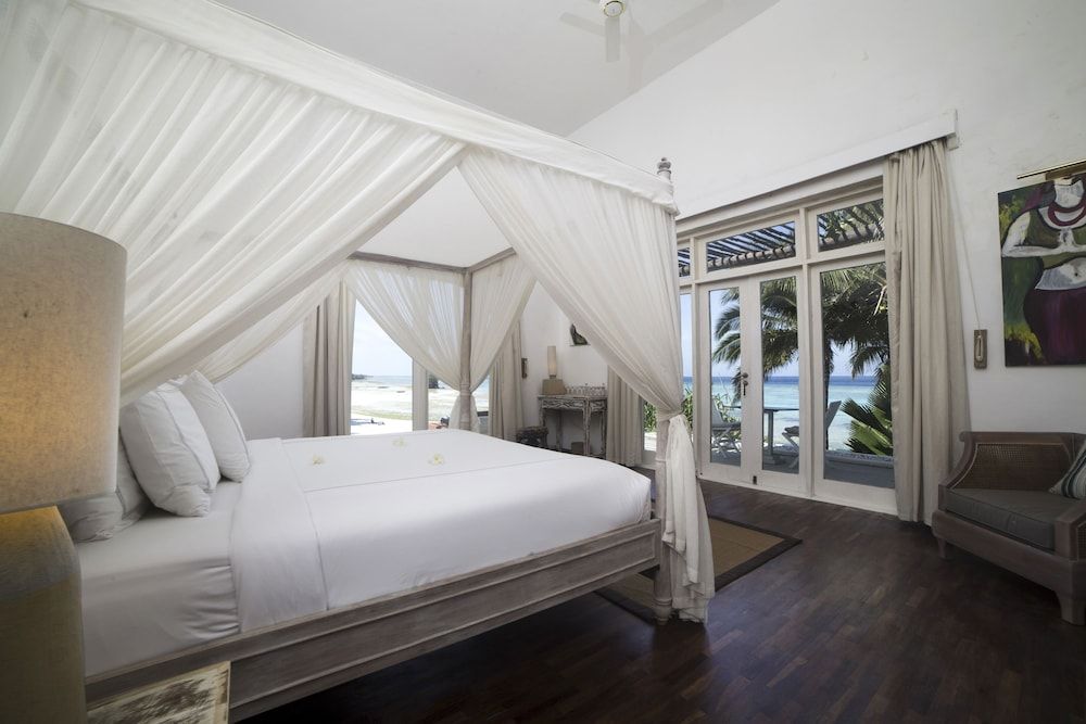 The Aiyana Royal Suite, 2 Bedrooms, Private Pool, Oceanfront 3