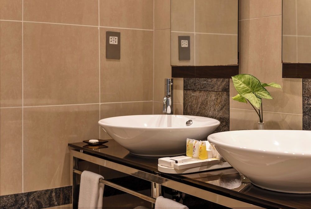 Munyonyo Commonwealth Resort Presidential Suite, 2 Bedrooms, Lake View 8