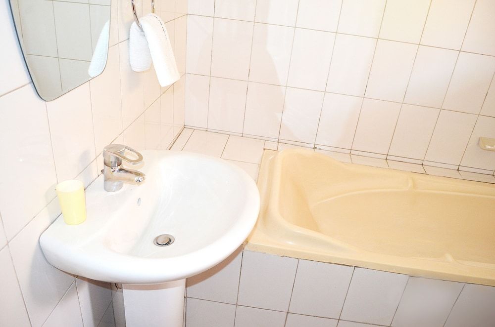 Victoria Travel Hotel Deluxe Double Room, Garden View 9