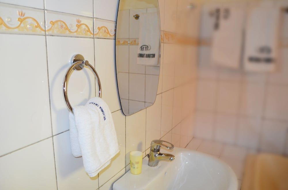 Victoria Travel Hotel Deluxe Double Room, Garden View 10