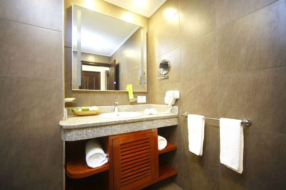 Best Western Premier Garden Hotel Entebbe Deluxe Room, 1 Queen Bed 12