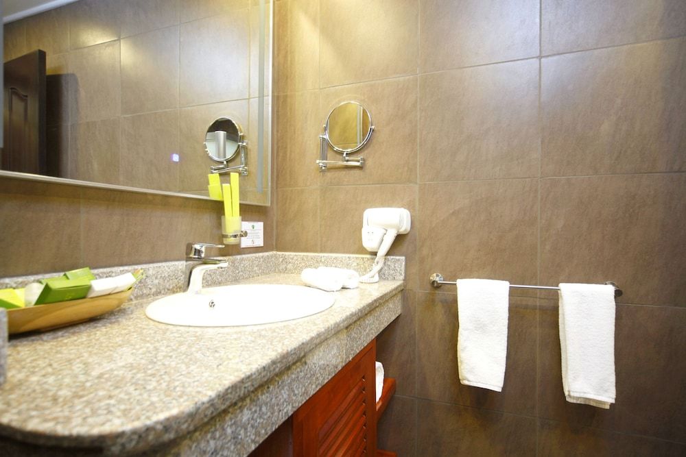 Best Western Premier Garden Hotel Entebbe Deluxe Room, 1 Queen Bed 11