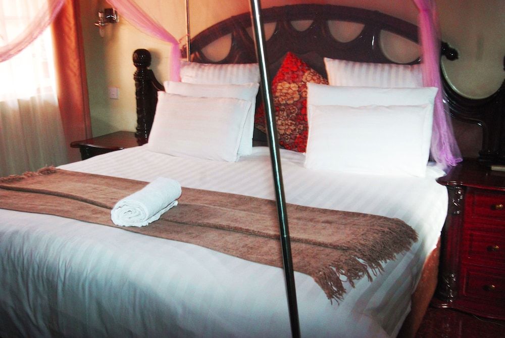 Woodlands Lodge & Tours Economy Twin Room 4