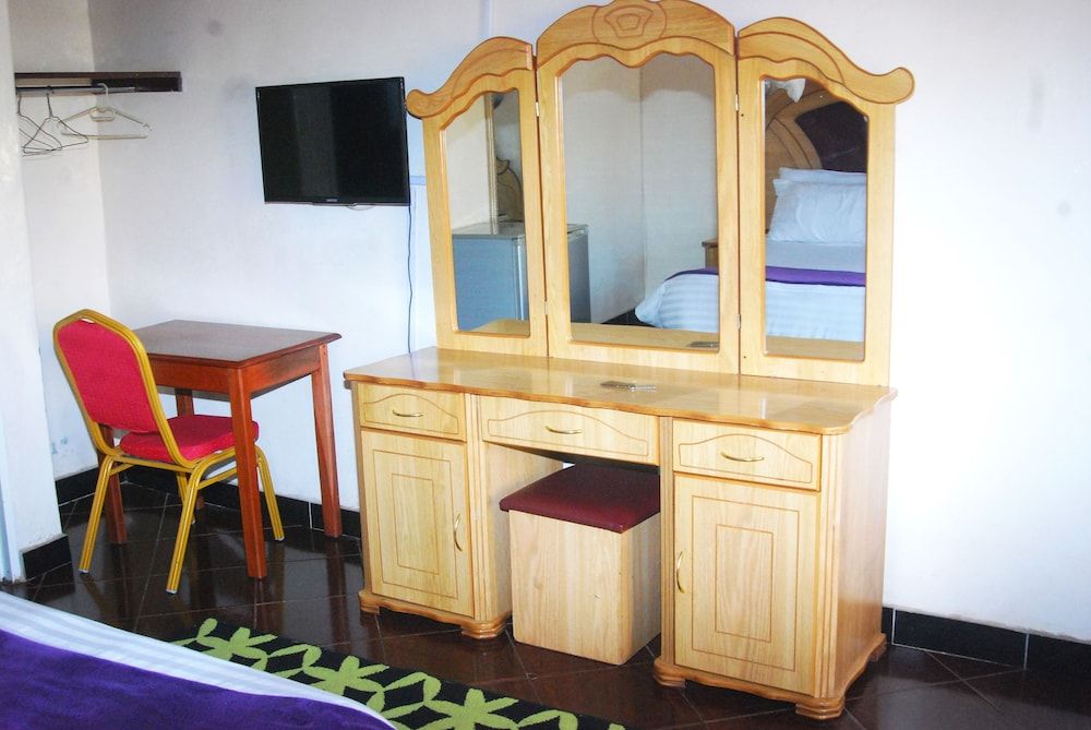 Woodlands Lodge & Tours Economy Twin Room 5