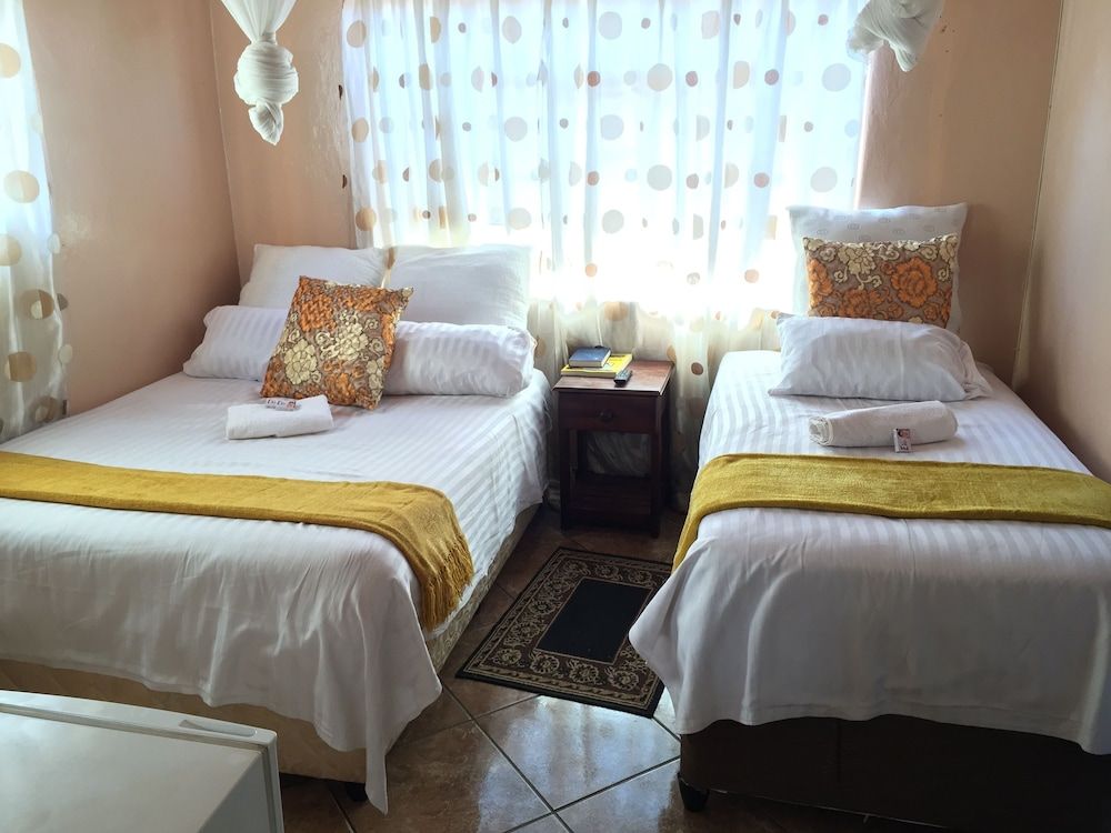 Woodlands Lodge & Tours Economy Twin Room 2