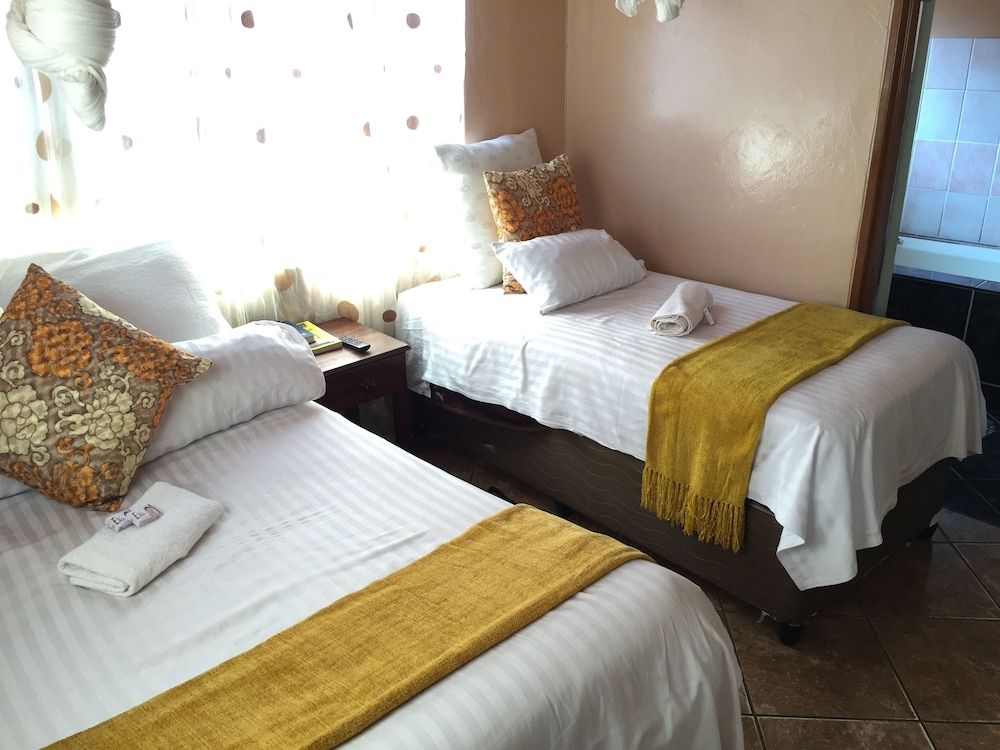 Woodlands Lodge & Tours Economy Twin Room 3