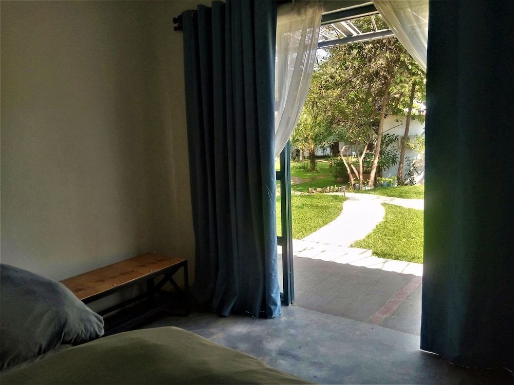 Fawlty Towers Guest House Garden Twins 5