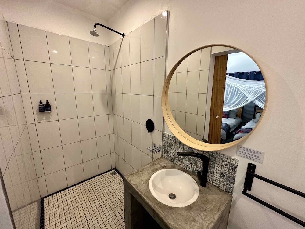 Fawlty Towers Guest House Garden Twins 4