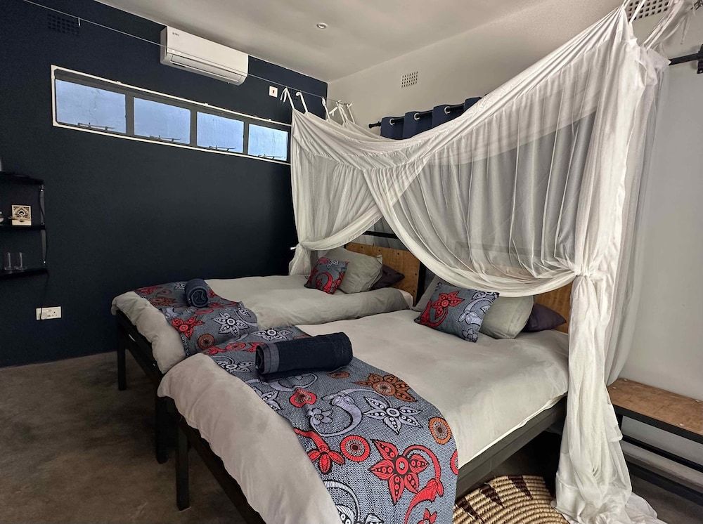 Fawlty Towers Guest House Garden Twins 2