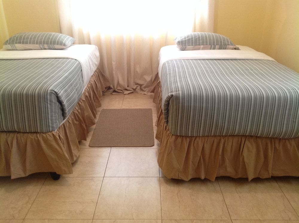 Cypress Executive lodge Economy Twin Room 2