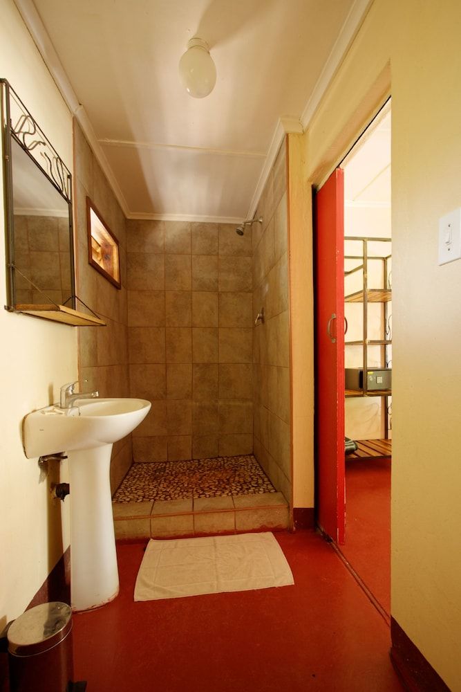 Jollyboys Backpackers Quadruple Room, Ensuite 3