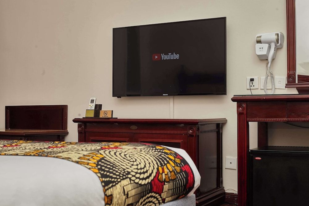 Best Western Plus Paramount Hotel Standard Room, 1 King Bed, Non Smoking, Courtyard View 3