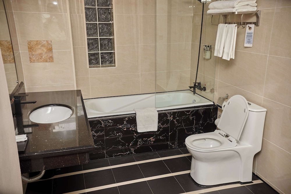 undefined Best Western Plus Paramount Hotel 6