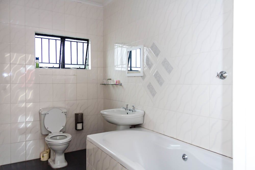 Glen Lodge & Tours Executive Room 16