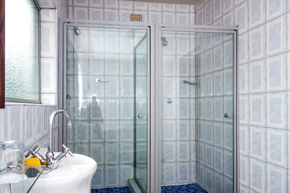 Glen Lodge & Tours Executive Room 17