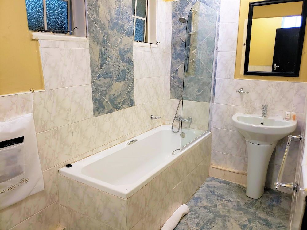 Selborne Hotel Standard Double or Twin Room, 1 Double or 2 Twin Beds, Ensuite, City View 6