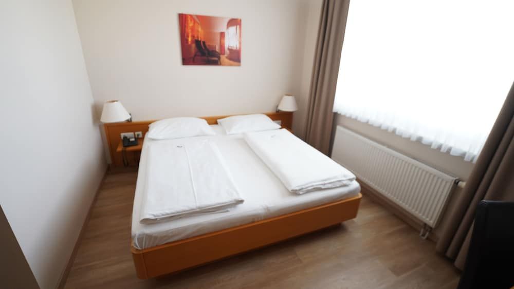 Novapark Das Flugzeughotel Economy Double Room 2