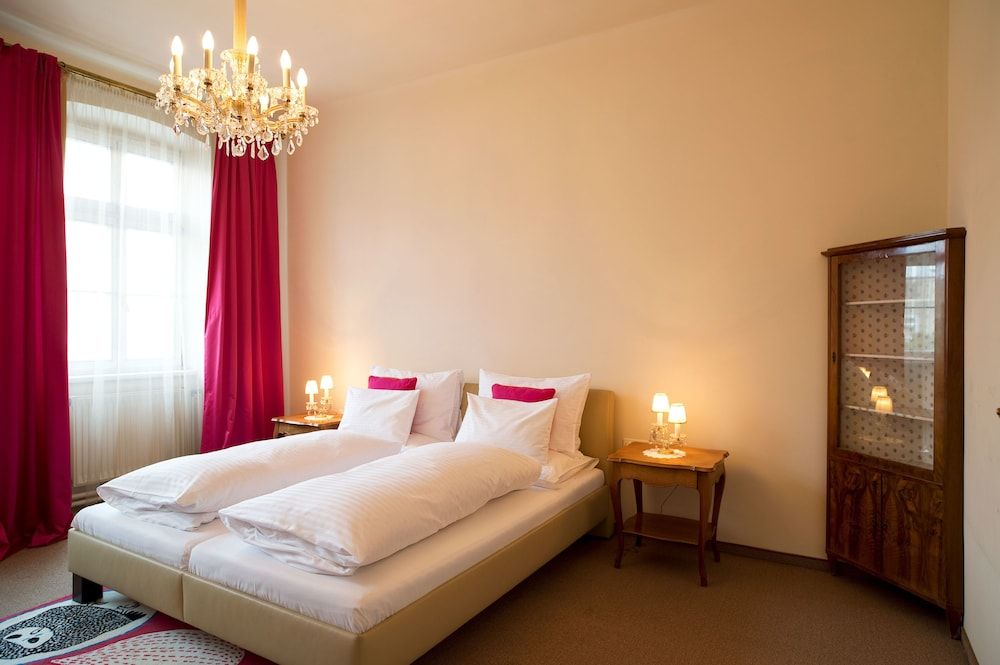 Fink Low Budget Rooms Double Room, Shared Bathroom