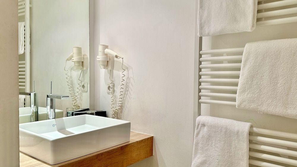 Hotel Krone 1512 Standard Double Room, Courtyard View 8