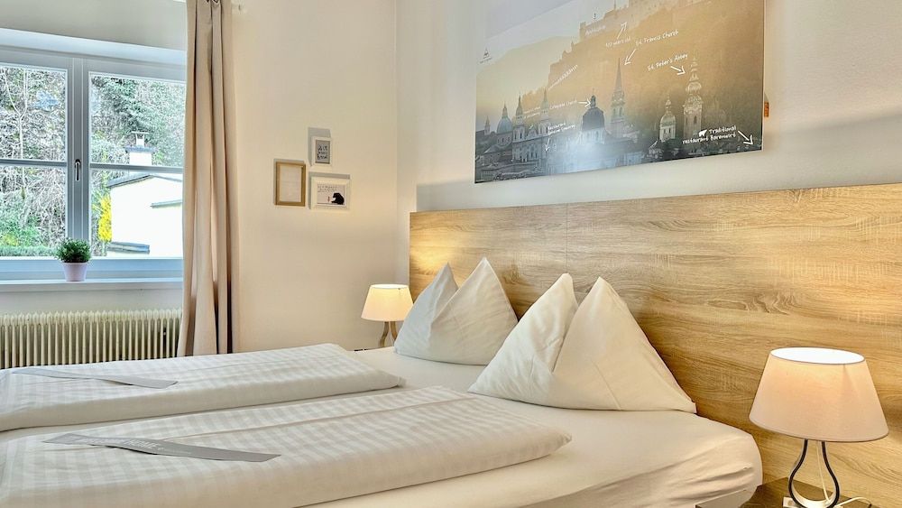 Hotel Krone 1512 Standard Double Room, Courtyard View 6