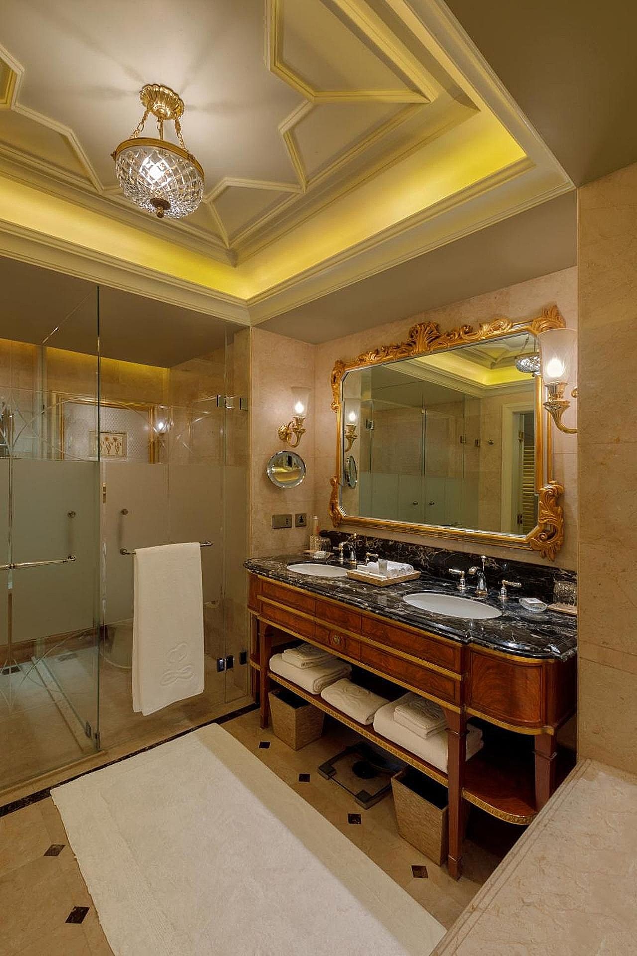 The Leela Palace New Delhi Grande Deluxe Room 6