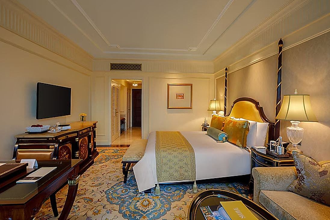 The Leela Palace New Delhi Grande Deluxe Room 10