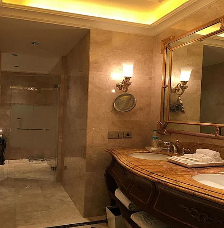 The Leela Palace New Delhi Grande Deluxe Room 7