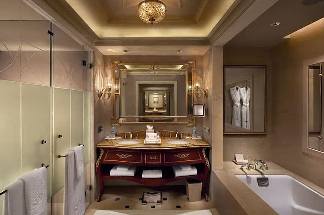 The Leela Palace New Delhi Grande Deluxe Room 8