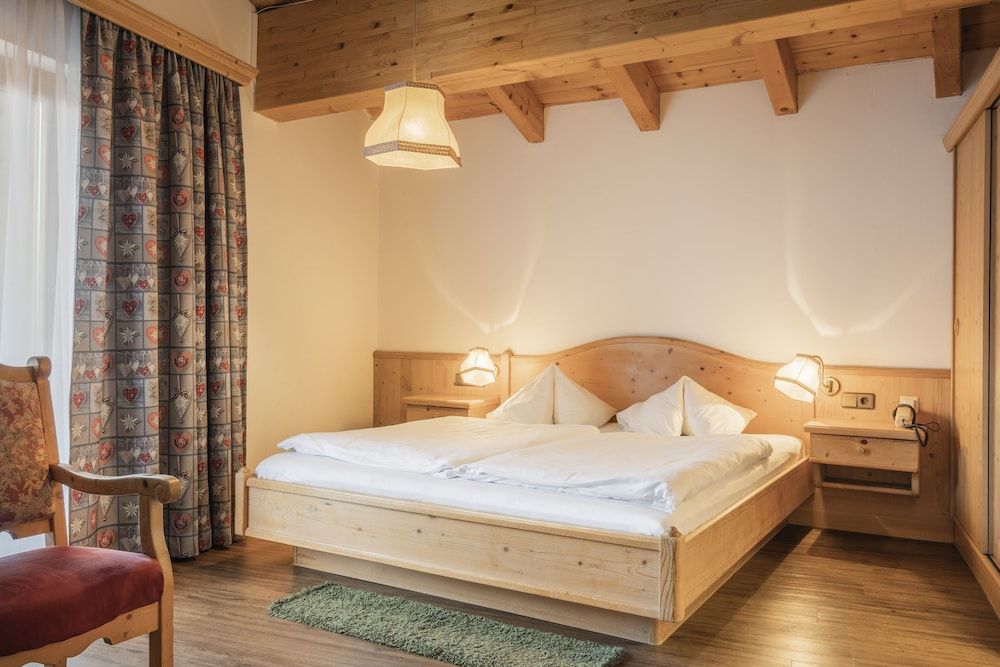 Deluxe Double Room, Balcony (Rose)