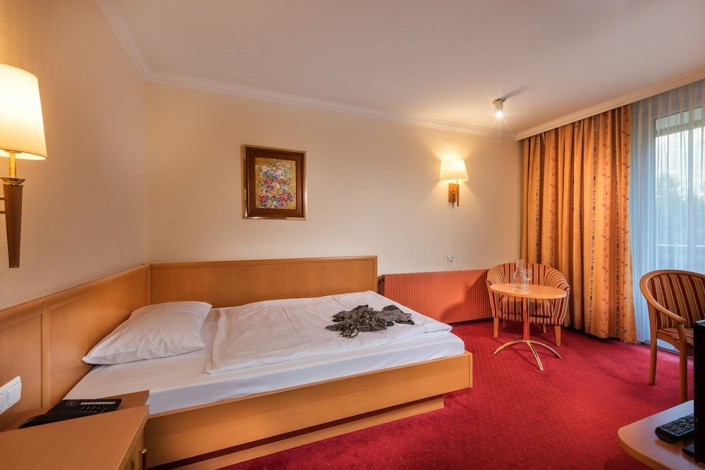 Comfort Single Room, Balcony, Garden View
