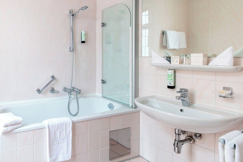 Hotel City Central Double Room, Courtyard View 4