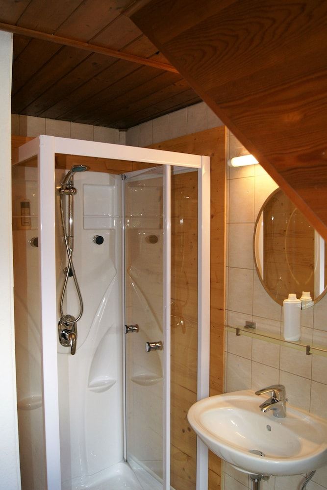 Single Room, Mountain View