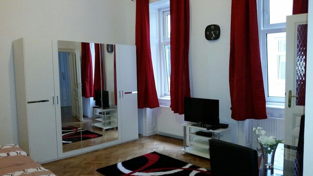 Goldfisch Apartment Central Park Business Apartment, 1 Bedroom, Kitchen, Courtyard View (excluded 35 EUR Cleaning Fee per stay) 2