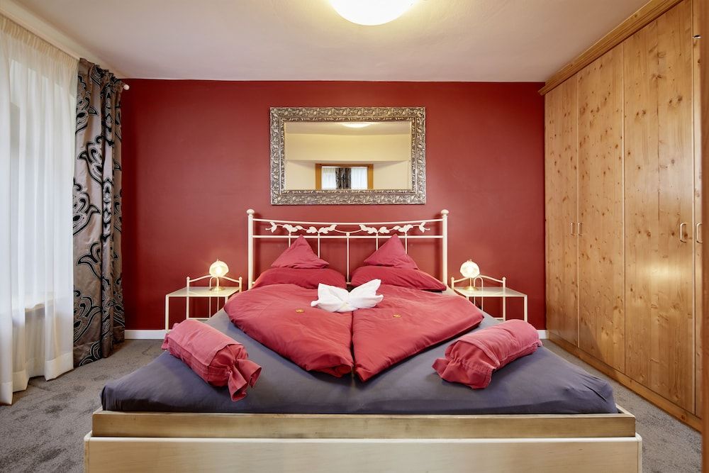 Honeymoon Suite
