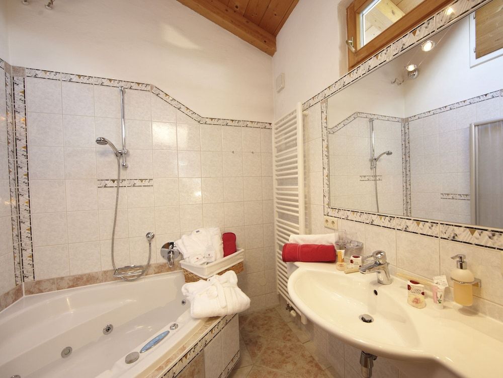Honeymoon Suite