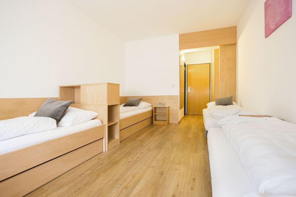 myNext - Westbahnhof Hostel One Quadruple Room, Private Bathroom 4