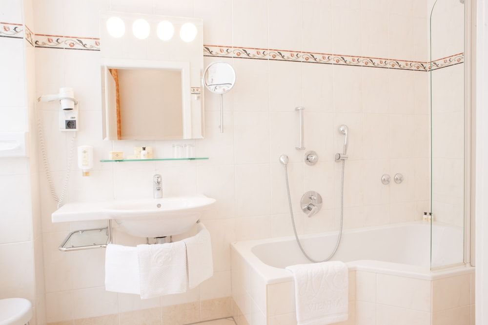 Hotel Kaiserin Elisabeth Double Room 6