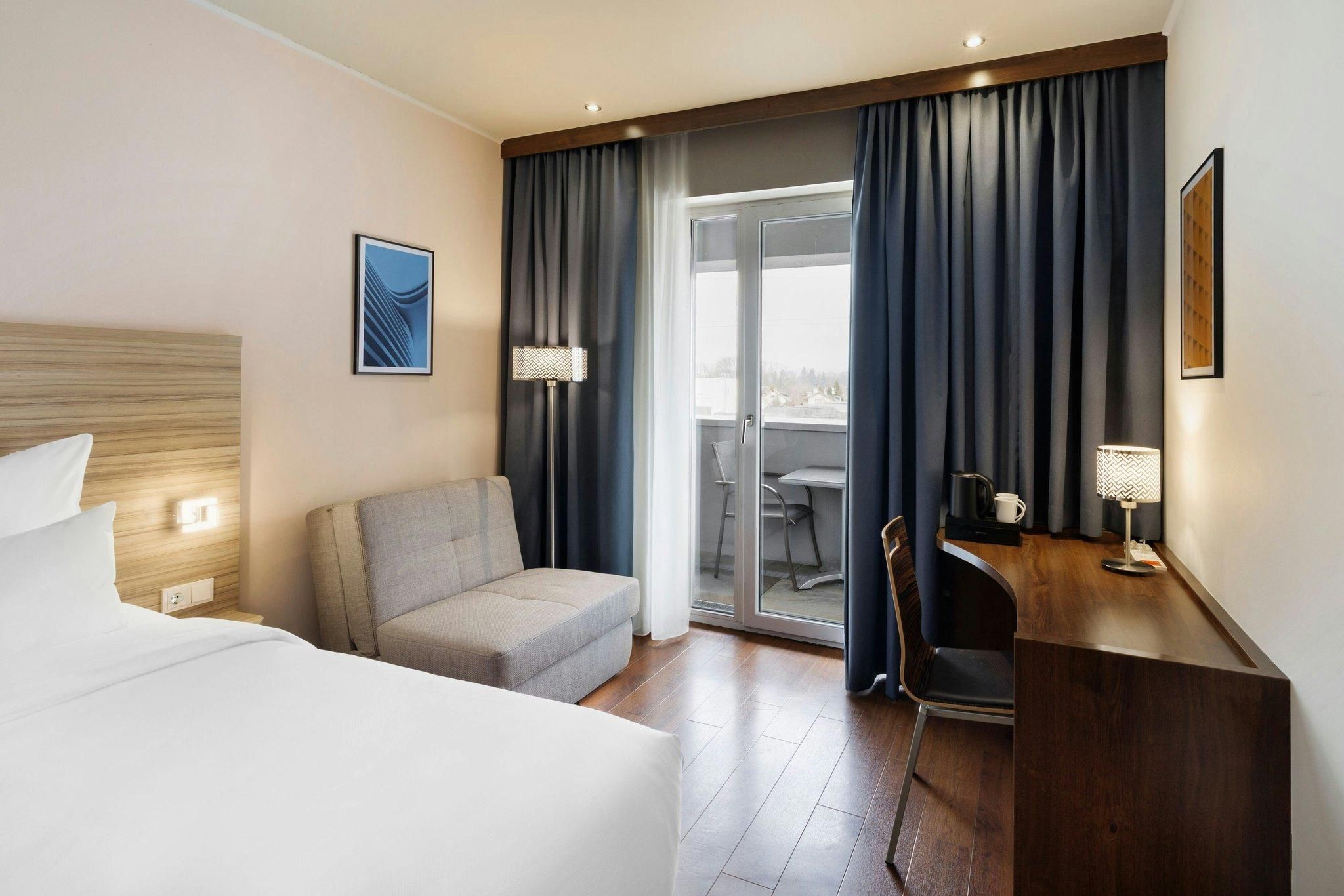 Balcony Standard 1 King, Guest room, 1 King, City view, Balcony