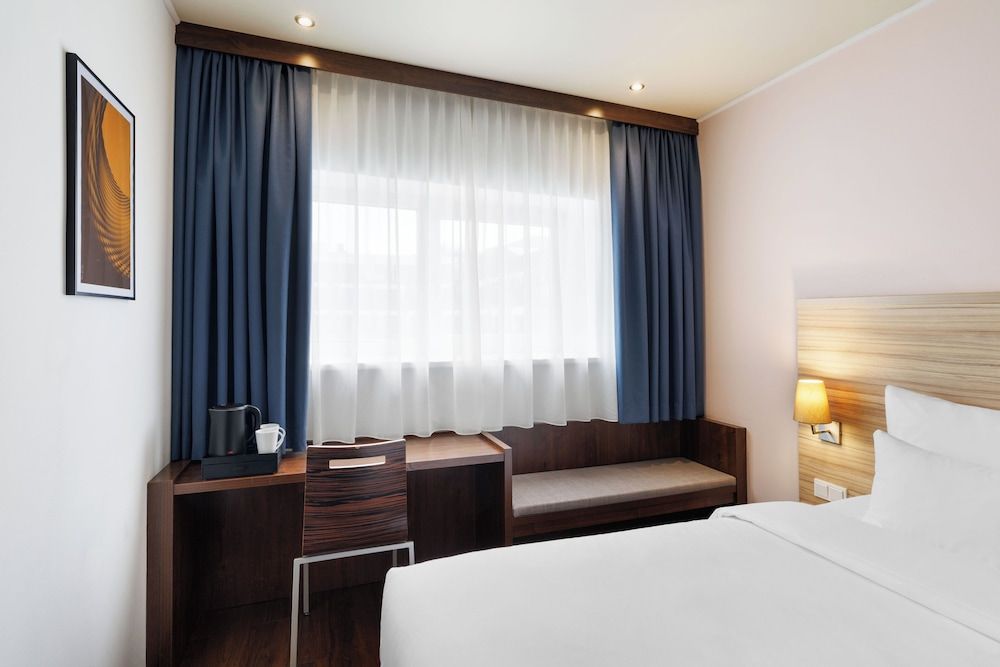 Standard Room, 1 King Bed, City View (City View)